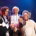 07-09-2004 Schudden tot het Sneeuwt, Bram van der Vlugt, Jasmijn Utermark and Frans de Wit at theater de Bussel in Oosterhout, 
by order of New Horizon Entertainment.

[keywords]Half Length, Scene, On Stage, Actor, Actrice[/keywords]